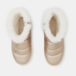 حذاء طويل لامع محشو عليه...